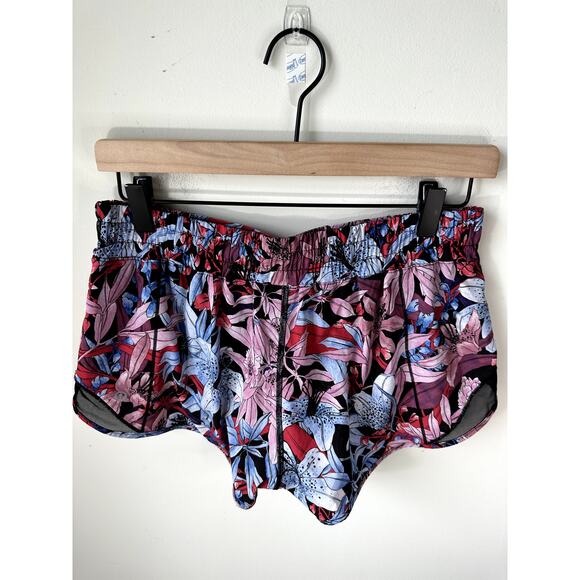 Lululemon Hotty Hot Short II *2.5" Size 8 Lillies EUC - Picture 3 of 4